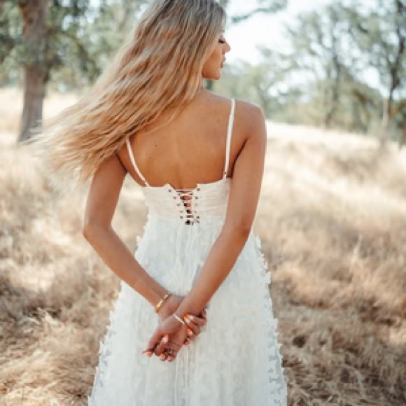 Elegant White Floral Midi Dress - Picture 2 of 4